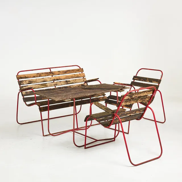 TRÄDGÅRDSGRUPP. 4 dlr, soffa, bord samt två karmstolar, stomme i bemålat järn, 1950-tal.