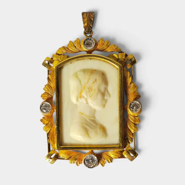 Colgante Art Déco en oro de 18 K con diamantes.