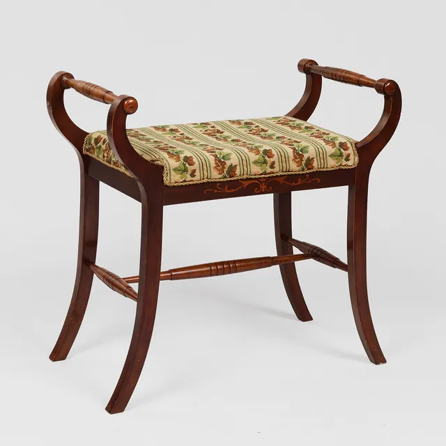 Taburet/klaverbænk af bejdset bøg med broderet sæde og intarsia, 1900-tallets første halvdel.