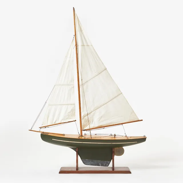 POND YACHT, seglande modell, modell föreställande slup, bemålat köl med blytyngd, sydda segel, 1900-talets första kvartal (ca 1930-tal).