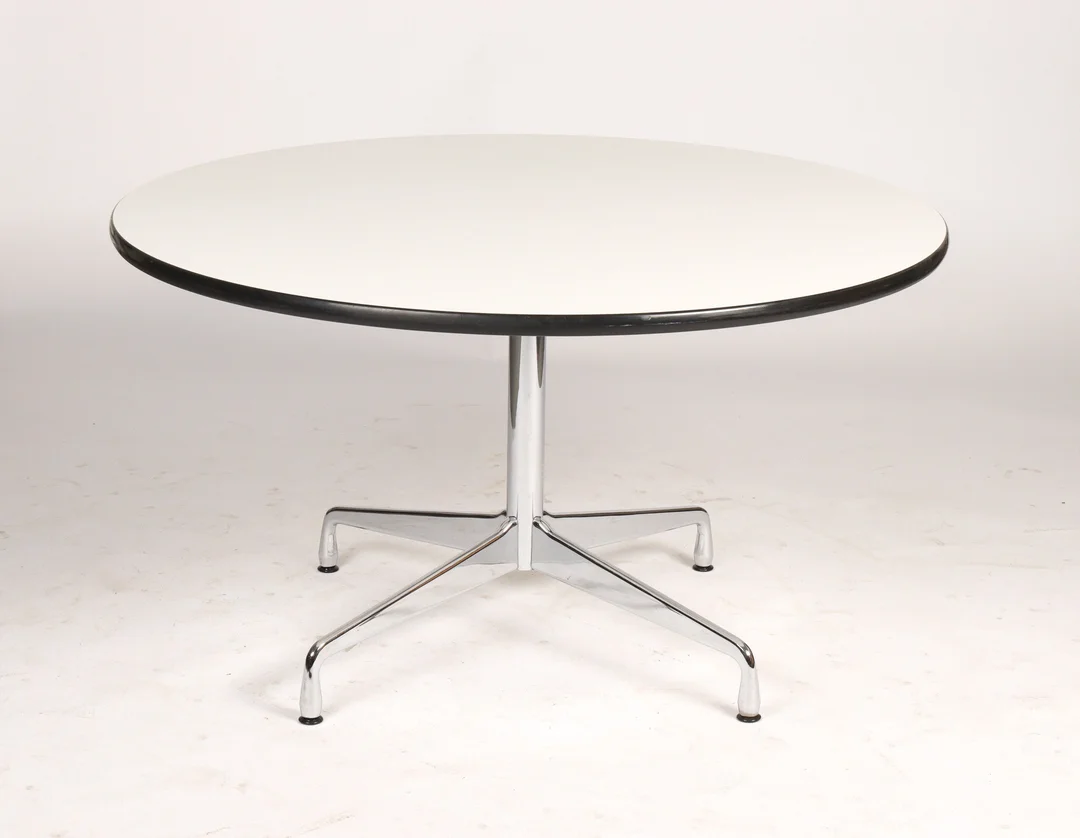 Charles Eames. Circular dining table / 'Segmented Table' Ø 130 cm — Furniture/Dining tables, dining room furniture — Lauritz