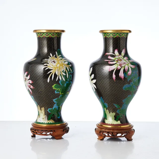 VASER, ett par, cloisonné, Kina, 1900-talets mitt/andra hälft, balusterformade, dekor av blommor och fåglar, träsocklar medföljer.