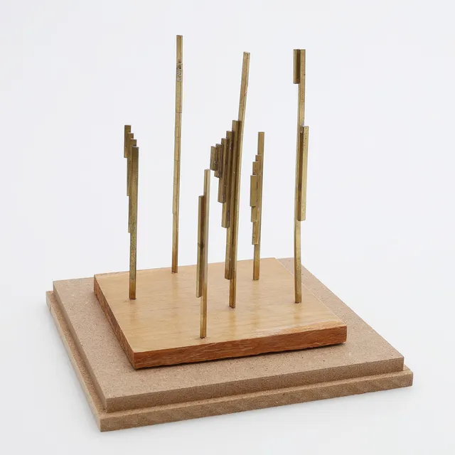 ARNE JONES. SKULPTUR UR SERIEN "PIAZZA", LACKAD MÄSSING PÅ TRÄPLATTA, SIGNERAD, O 1971.