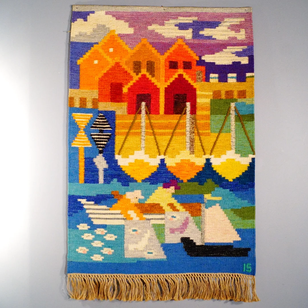 INGEGERD SILOW. väggbonad, "Fiskeläge", 85 x 120 cm. — Textiles — Lysekils Auktionsbyrå