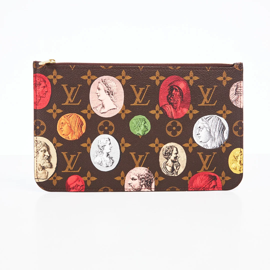 LOUIS VUITTON, "Fornasetti Monogram Cameo Pochette", invändigt fodrad med syntetisk textil, 2 fack invändigt, stänges med blixtlås, Made in Spain, 2021. — Vintage & Designer Fashion — Stockholms Auktionsverk Magasin 5