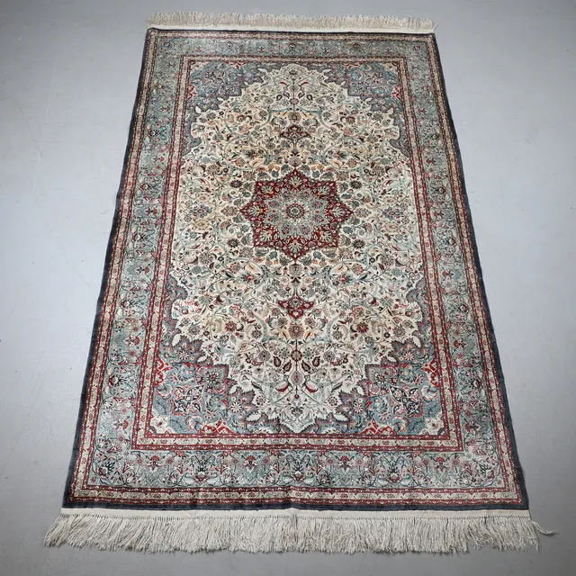 Orientalsk silketæppe Kina. ca. 244 x 154 cm.