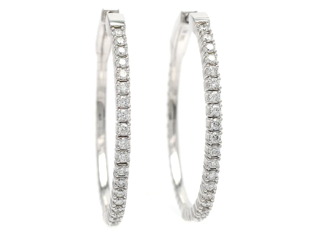 ÖRHÄNGEN, 18K vitguld, 44 briljantslipade diamanter ca 0,80 ctv, ca TW/VVS-VS, flexmodell, diameter 32 mm, vikt 8 g. — Smycken/Örhängen — Kaplans