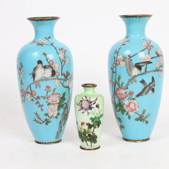 A PAIR OF 19TH CENTURY JAPANESE CLOISONNE VASES, MEIJI PERIOD (3).