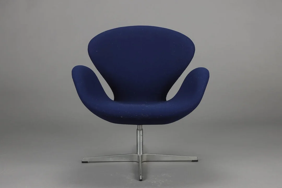 Arne Jacobsen. 'Swan' blue — Furniture/Lounge chairs — Lauritz