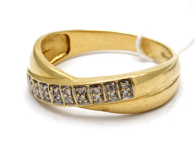 Ring 18K 3,4g Ø18¼ skadad med åttkantslipade diamanter 18xca.0,005ct