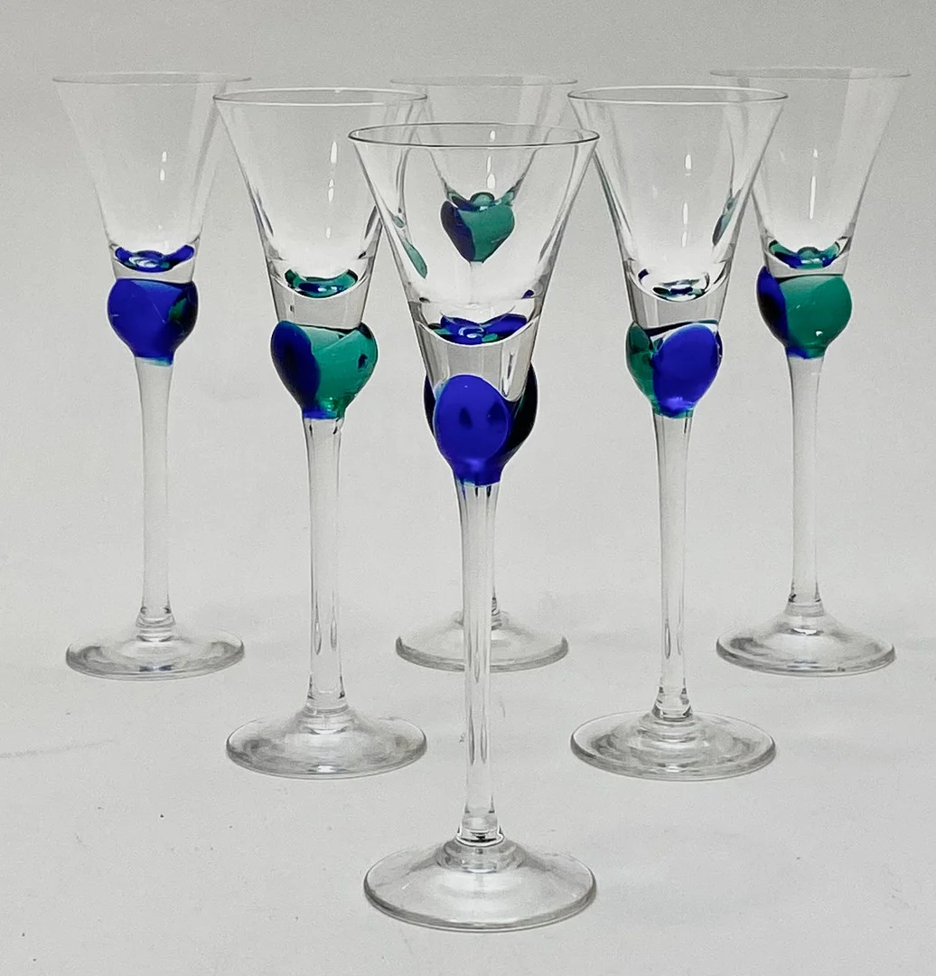 JUEGO DE 6 COPAS DE LICOR CON DETALLES EN EL FUSTE EN CRISTAL ATELIER DE BOHEMIA. — Art glass — Barcelona Auctions