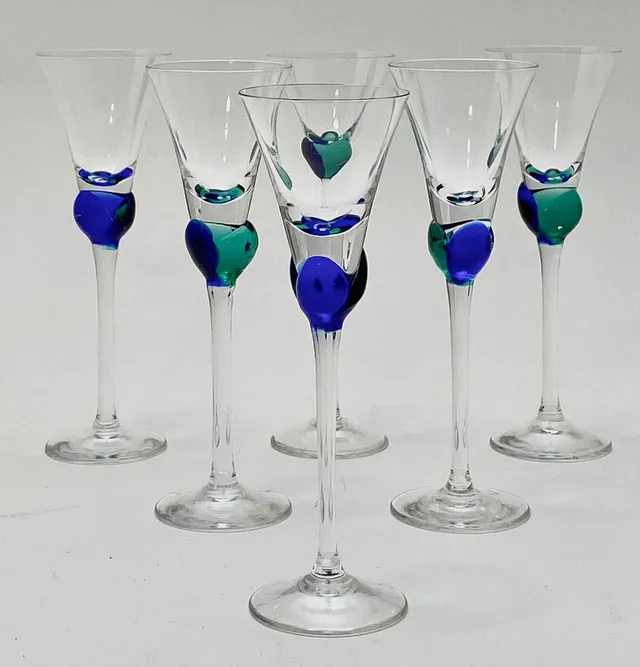 JUEGO DE 6 COPAS DE LICOR CON DETALLES EN EL FUSTE EN CRISTAL ATELIER DE BOHEMIA.