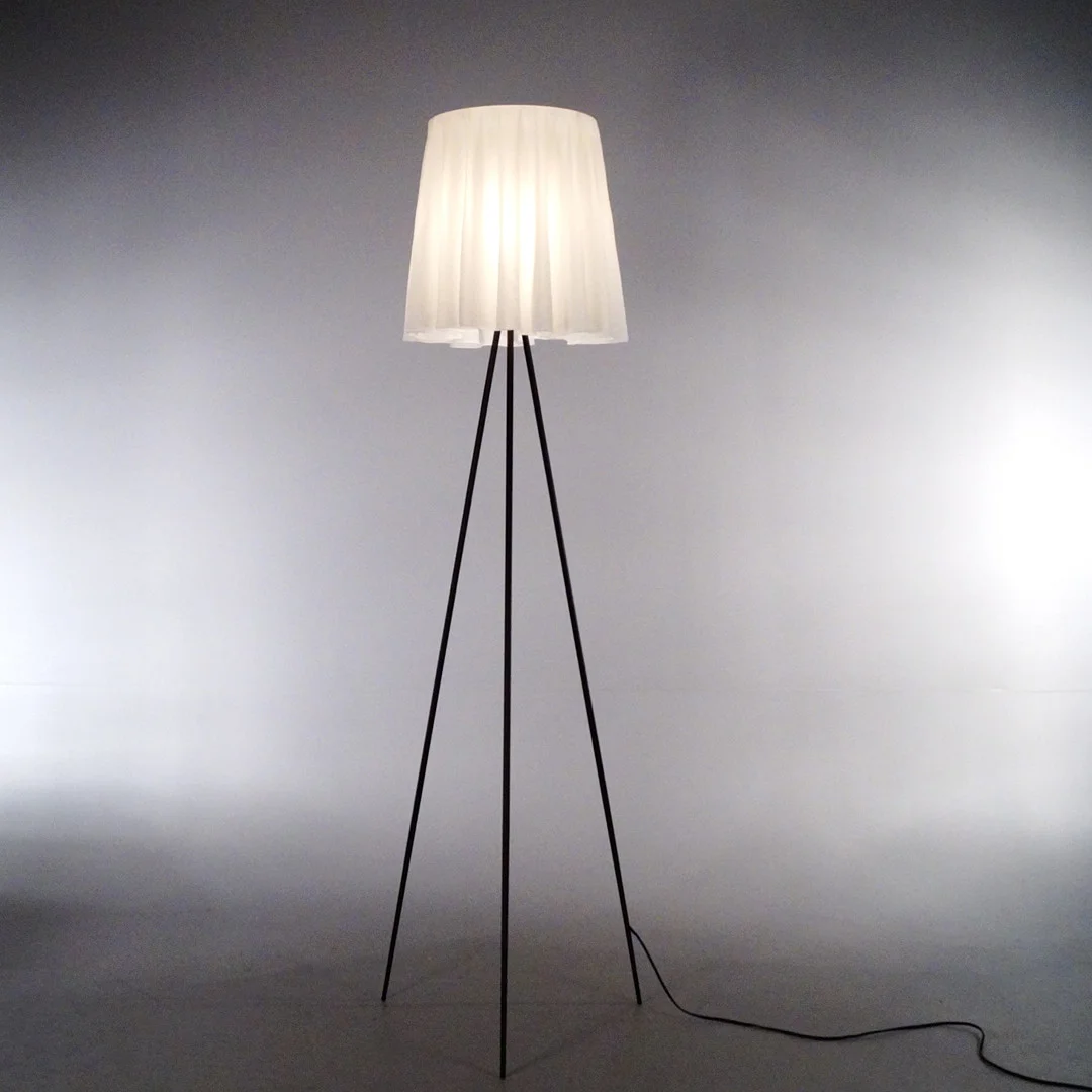 PHILIPPE STARCK. golvlampa, "Rosy Angelis", Flos, Italien. — Floor lights — Lysekils Auktionsbyrå