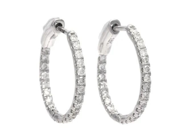 ÖRRINGAR, 18K vitguld, 46 briljantslipade diamanter ca 0,61 ctv, ca TW-TCr/P, höjd 18 mm, vikt 3,3 g