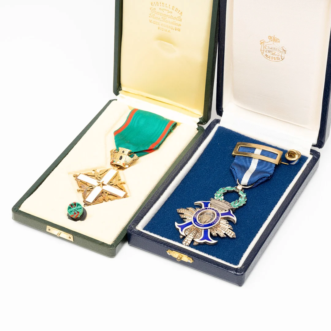 ORDENSTECKEN, 2 st, Spanien samt Italien, silver, med etuier och ordensknapp. — Orders & Medals — Auktionshuset Kolonn