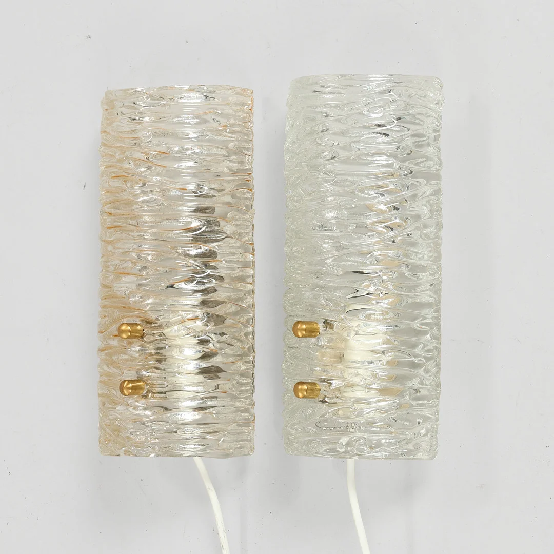 CARL FAGERLUND. Et par væglamper af formpresset glas og messing, modelnr. 8493, Orrefors, Sverige, 1960'erne, (2). — Wall Lights — Palsgaard Kunstauktioner