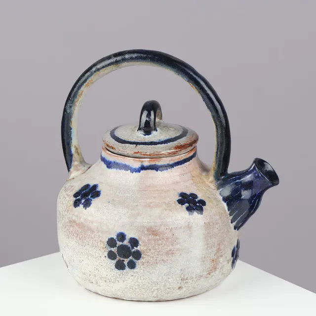GERTRUD VASEGAARD (1913-2007). Tekande af glaseret lertøj udsmykket med stiliserede blomstermotiver, eget værksted, Bornholm, Danmark, 1930/40'erne.