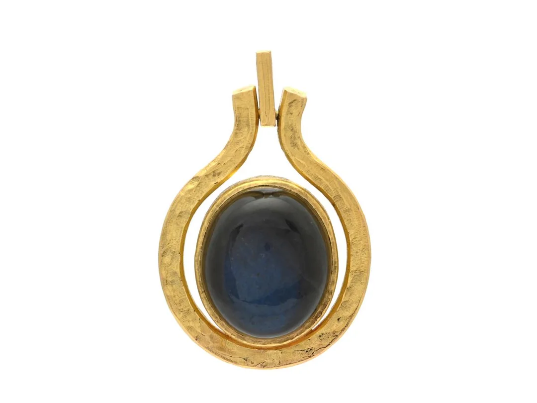 MANFRED CHEVRELL, hänge, 18K guld, cabochonslipad labradorit, Växjö 1978, höjd 48 mm, vikt 23,2 g. (d) — Smycken/Hänge — Kaplans