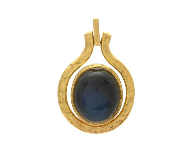 MANFRED CHEVRELL, hänge, 18K guld, cabochonslipad labradorit, Växjö 1978, höjd 48 mm, vikt 23,2 g. (d)