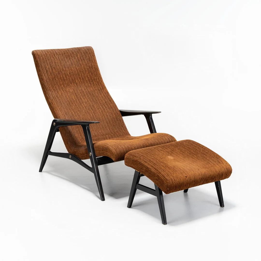 FÅTÖLJ MED FOTPALL, "Siesta", JIO-möbler, 1960-tal Stomme av mörkbetsad bok. Stoppad rygg och sits med brun klädsel. — Armchairs & Chairs — Norrlands Auktionsverk