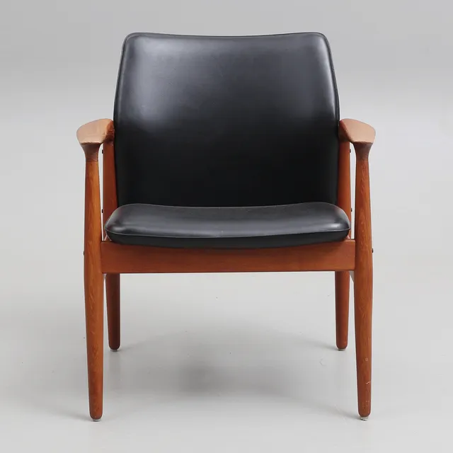GRETE JALK. Fåtölj, teak med konstskinn, Glostrup, Danmark, 1960-tal.