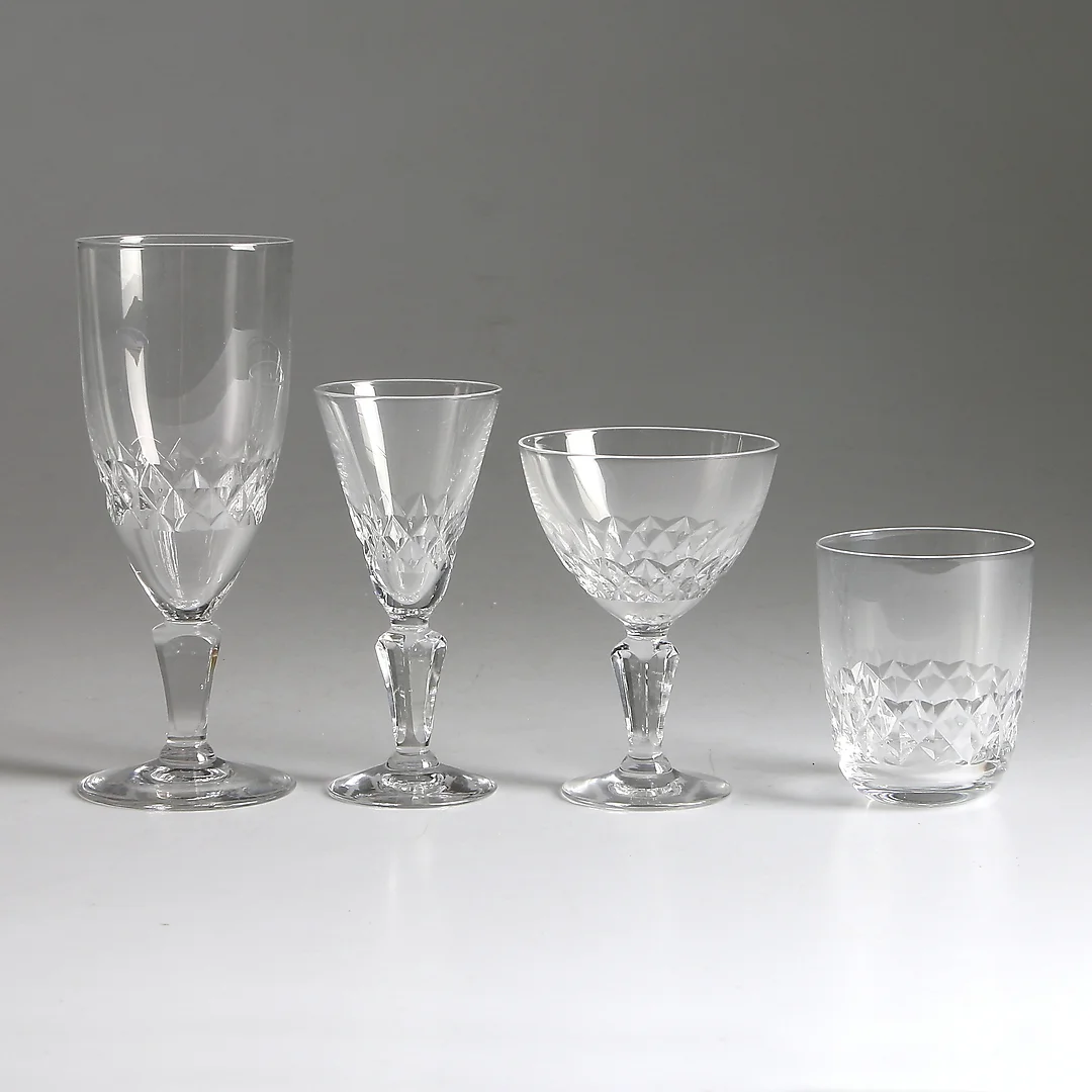 GLASSERVIS, 62 delar, kristall, sannolikt Nils Landberg, Orrefors, 1900-talets första hälft. — Tableware — Stadsauktion Sundsvall