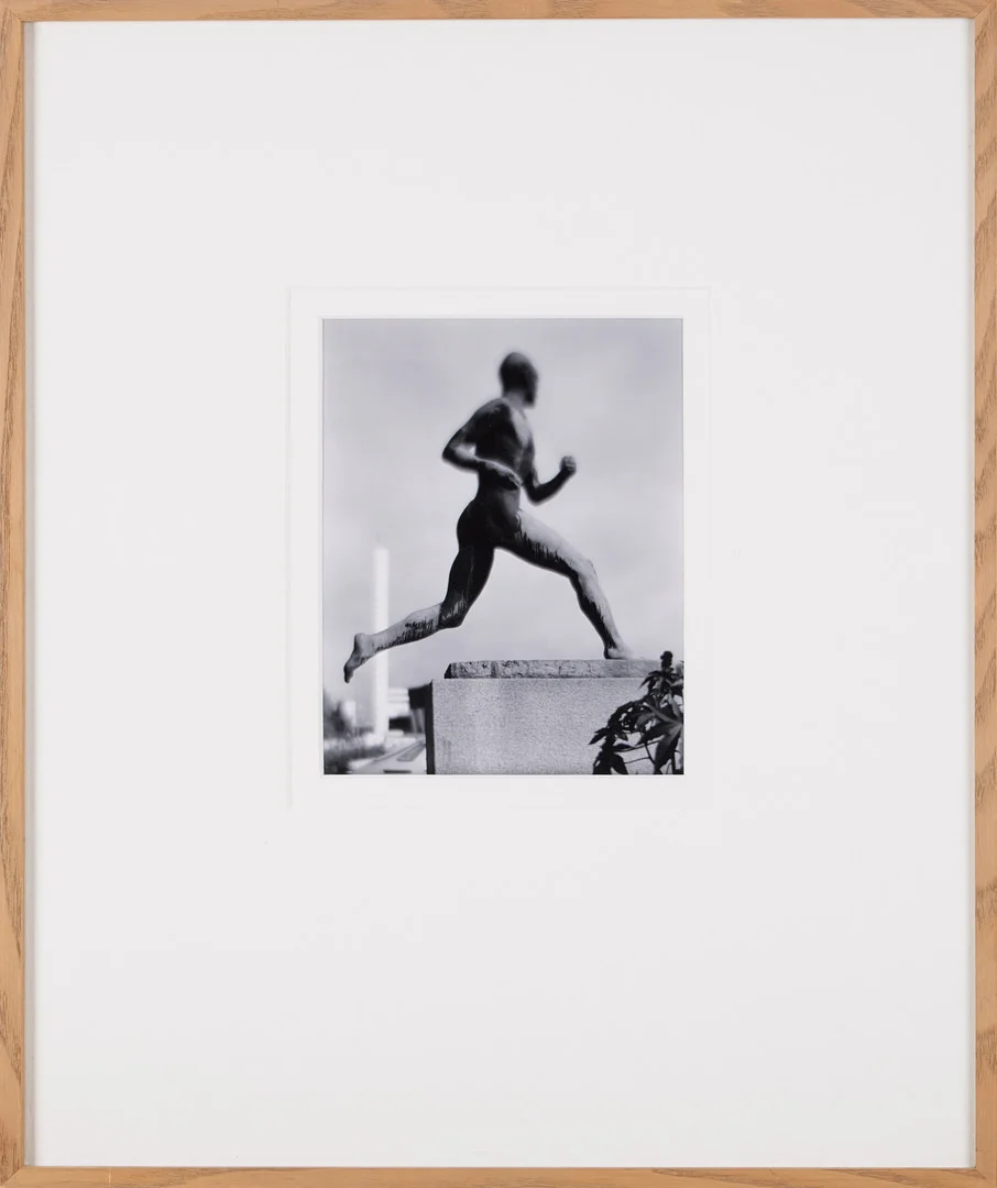 BRUNO EHRS (FÖDD 1954). Framför Stadion (Paavo Nurmi), signerat och daterad a tergo Bruno Ehrs 19 06/06 90, silvergelatinfotografi. — Photography — Stockholms Auktionsverk Magasin 5