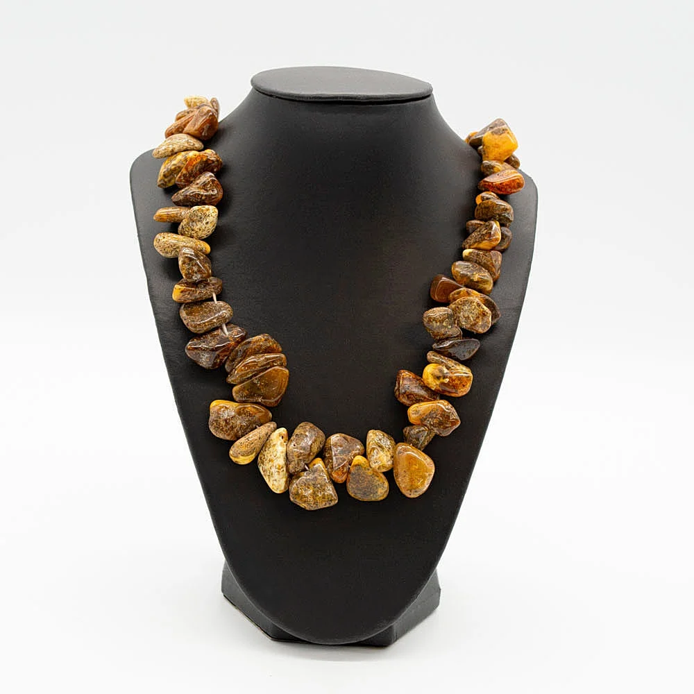 EDELSTEINCOLLIER AUS NATÜRLICHEM BERNSTEIN, MIT BUTTERSCOTCH ANTEIL, POLIERTE PERLEN, MIT SCHRAUBVERSCHLUSS, 20. JAHRHUNDERT, CA. 71 CM. — Necklace — Kunst- und Auktionshaus Kleinhenz