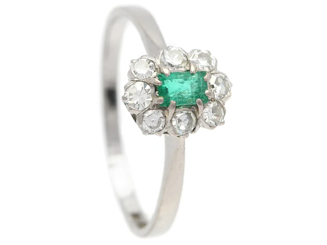 CARMOSÉRING, 18K vitguld, smaragd, 8 åttkantslipade diamanter ca 0,30 ctv, ca TW-W(G-H)/VS-SI, stl 18,5 mm, vikt 2,3 g, smaragden har skador och nagg, ena diamanten har natural på kuletten. — Smycken/Carmoséring — Kaplans