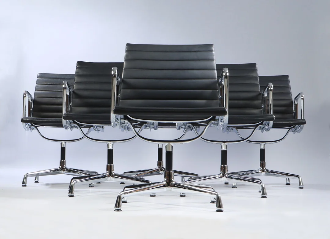 Charles Eames. A set of six armchairs, model EA-108, Full Leather. (6) — Furniture/Lounge chairs — Lauritz