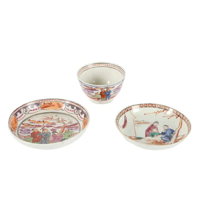 AN 18TH CENTURY MANDARIN PATTERN TEA BOWL AND SAUCER TOGETHER WITH ANOTHER SAUCER (3).