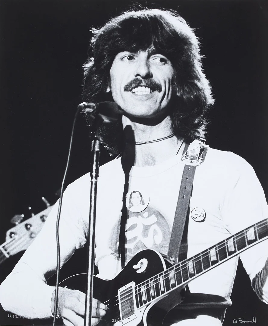 ED FINNELL. George Harrison, "Dark Horse Tour'', Los Angeles, 12 November 1974, signerad och numrerad 32/50, analogt (darkroom made) fotografi. — Photography — Stockholms Auktionsverk Sickla