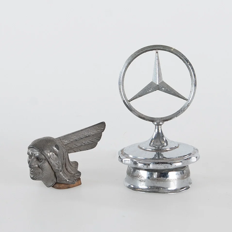 KYLARMASKOT, troligen Pontaic, 1920-30-tal samt Mercedes. — Other metals — Laholms Auktionskammare