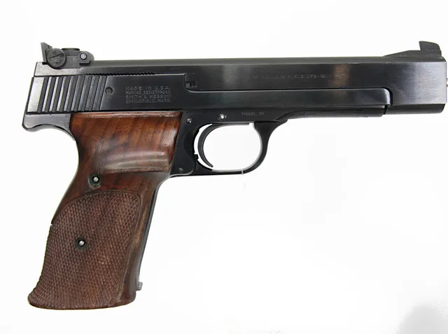 13. PISTOL, amerikansk, Halvautomatisk, fabrikat Smith & Wesson, modell 41, kaliber .22LR, tillv.nr A134840, se-nr SE0119170.