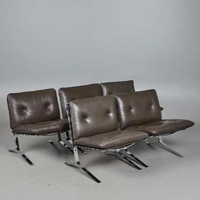 OLIVIER MOURGUE. Airborne International, fünf Sessel / Lounge Chairs, Modell 'Joker', Stahl, verchromt, Leder, Entwurf 1964, Frankreich (5).