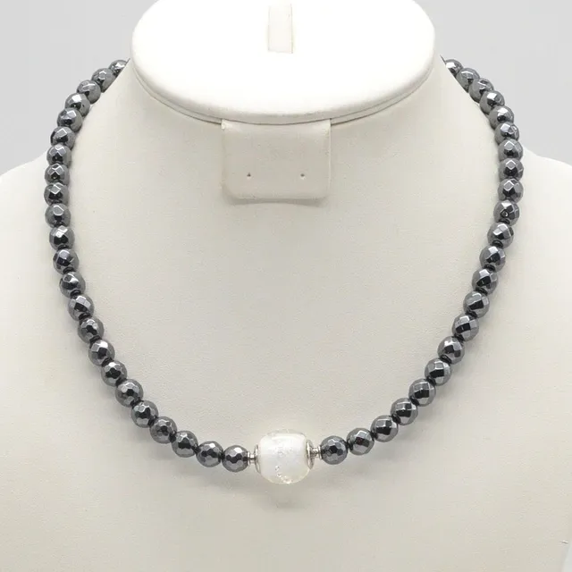 CHRISTINA, DESIGNERCOLLIER AUS HÄMATIT PERLEN, FACETTIERT, VERSCHLUSS AUS STERLINGSILBER UND GLAS MIT LUFEINSCHLÜSSEN, VINTAGE, CA. 47,5 CM.