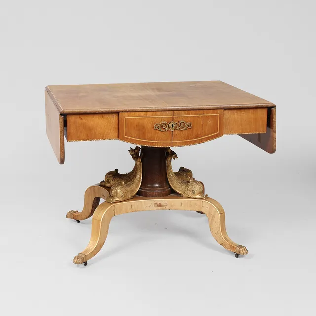 Dansk empire salonbord med klapper, mahogni med forgyldte delfiner, ca. 1820.