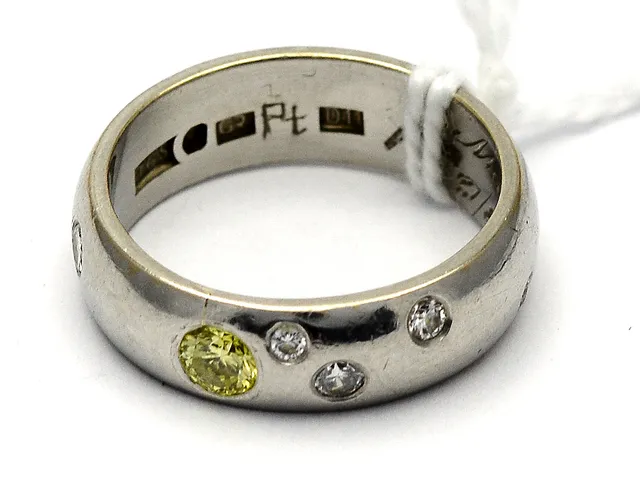 Ring gravyr i vitguld med diamanter 1xca0,22ct gul, 1xca0,05ct, 1xca0,04ct, 2xca0,03ct 18K 8,8g Ø16 3/4