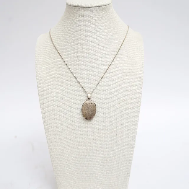HALSBAND MED FOTOGÖMMA, silver, graverad dekor.