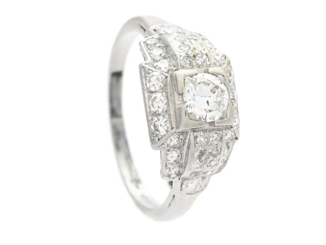 RING, Art deco, platina, 3 gammal- och 34 åttkantslipade diamanter ca 0,65 ctv, ca TW/VS, stl 15,25 mm, vikt 3,7 g, slitage. — Smycken/Ring — Kaplans