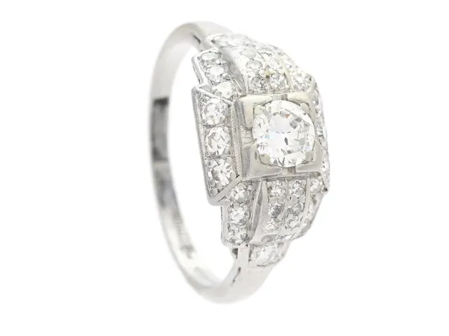 RING, Art deco, platina, 3 gammal- och 34 åttkantslipade diamanter ca 0,65 ctv, ca TW/VS, stl 15,25 mm, vikt 3,7 g, slitage.