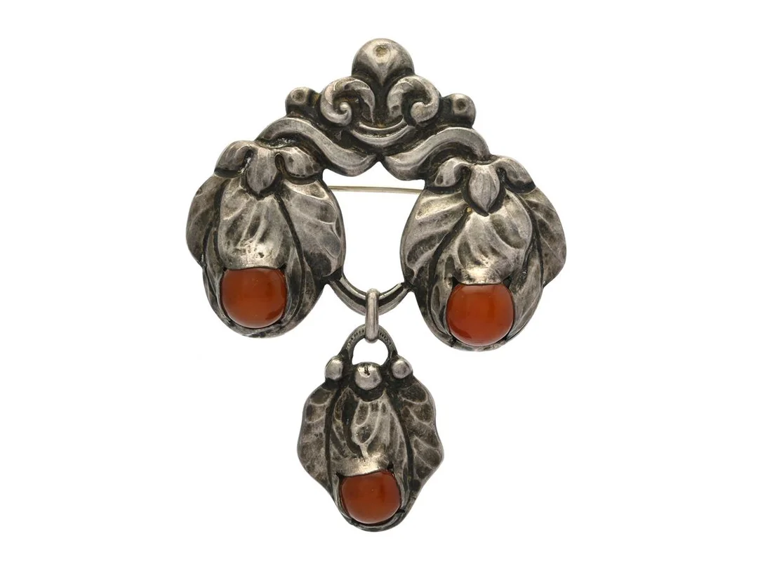 DAVID ANDERSEN, brosch, silver, karneol, Jugend, Norge, mått 62x80 mm, vikt 18,8 g. — Smycken/Brosch — Kaplans