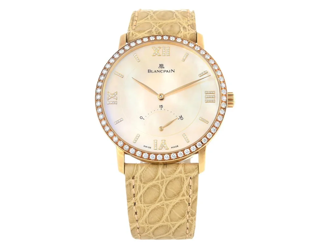 BLANCPAIN, Villeret Ultra Slim, Retrograde, Cal 7663, Ref nr. 4063-1861-55, Serie nr. 26, unisex, 40 mm, 18K guld, automatisk, safirglas, liten sekundvisare (retrograd), pärlemorurtavla med diamanter (78 st. 8/8), briljantkrans (57 st. ca TW/VVS, ca 1,14 ctv), läderband, originalspänne i 18K guld, ca 2015, box (ej komplett, skadad). — Klockor/Blancpain — Kaplans