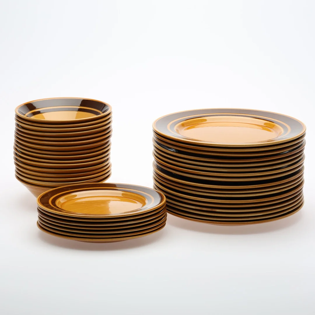 SERVISDELAR, 41 stycken, Royal Alma samt Staffordshire Potteries Kiln Craft, England. — Tableware — Höörs Auktionshall