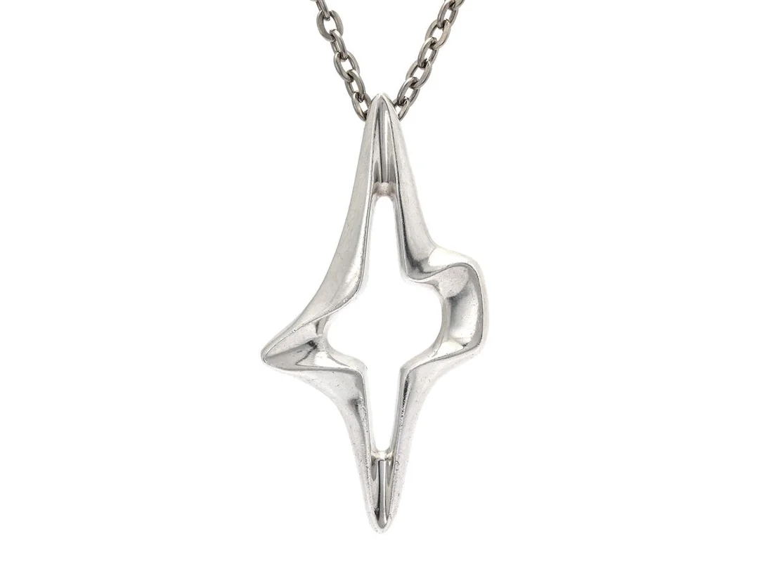 HÄNGE MED KEDJA, sterlingsilver, Ivan Tarratt, ankarlänk i metall, längd 60 cm, vikt 36,7 g. — Smycken/Hänge med kedja — Kaplans