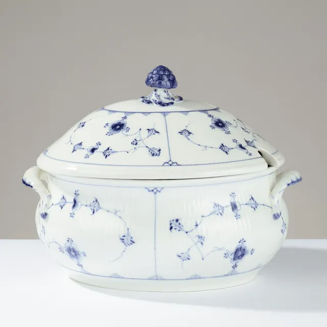 ROYAL COPEHAGEN. Musselmalet stor terrin riflet. Royal Copenhagen 1870-90. Danmark.