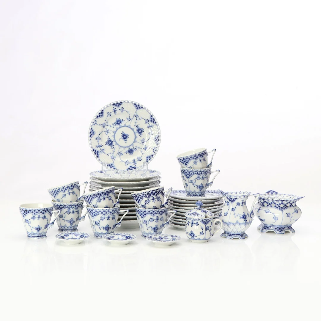 MUSSELMALET, KAFFESERVIS, 27 DELAR. Porslin. Royal Copenhagen. — Tableware — Skånes Auktionsverk