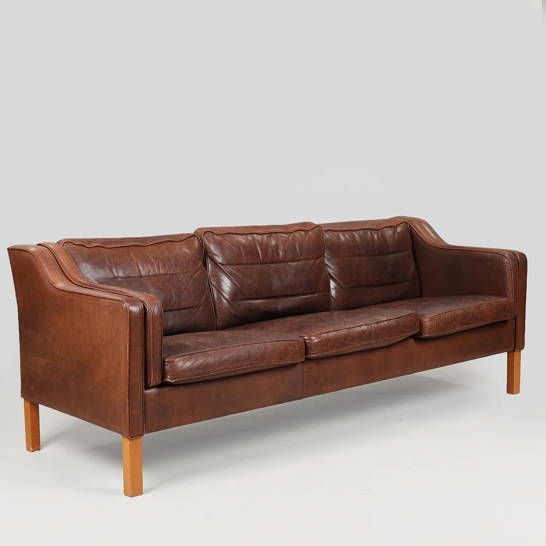MOGENS HANSEN. Sofa betrukket brunt læder med ben af bøg, MH 195, Danmark, formgivet 1977. — Sofas & Seatings — Palsgaard Kunstauktioner