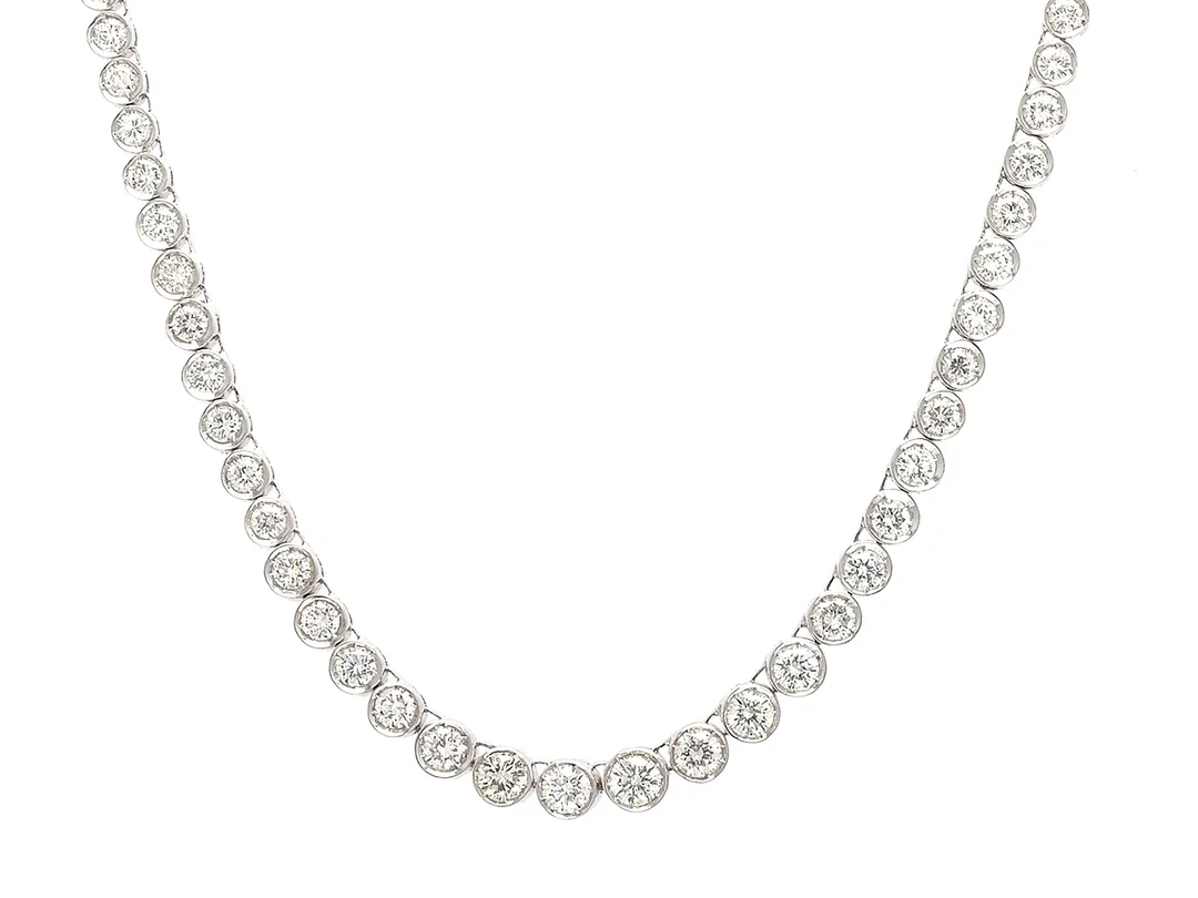 RIVIERECOLLIER, 18K vitguld, 127 st briljantslipade diamanter ca 5,81 ctv, ca W-TCa/SI, doserat, längd 42 cm, vikt 23,9 g, några med skadad kulett samt ytdefekter. — Smycken/Collier — Kaplans