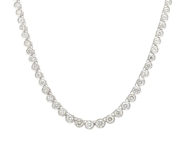 RIVIERECOLLIER, 18K vitguld, 127 st briljantslipade diamanter ca 5,81 ctv, ca W-TCa/SI, doserat, längd 42 cm, vikt 23,9 g, några med skadad kulett samt ytdefekter.
